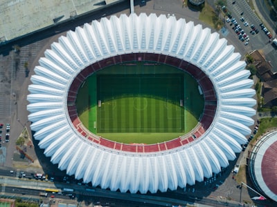 加维球员肖像 - 西班牙队年轻中场拼抢球权